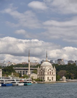 İstanbul 'daki Dolmabahçe Camii manzarası. Boğazın kıyısındaki Dolmabahçe Camii 'nden Dolmabahce Sarayı' na bak..