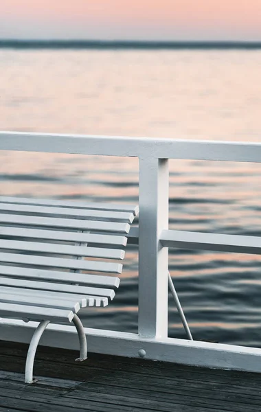 Белая Деревянная Скамейка Пирсе Концепция Морского Отдыха — стоковое фото