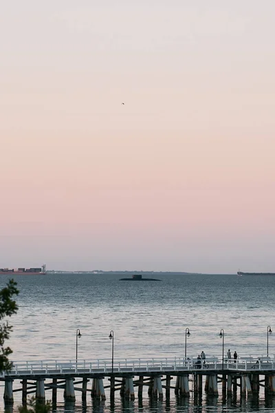 潜水艇离海上木制码头不远 军事演习 — 图库照片