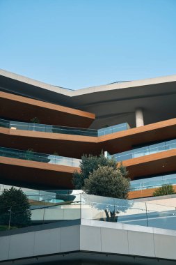 Modern bina. Yeni ofis ve apartmanların dış desenleri. 21. yüzyıl mimarisinde beton, cam ve ahşap kullanımı