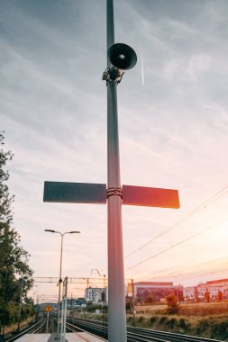 Tren istasyonunda duyuru yapan hoparlör. Şehirde ulaşım kavramı.