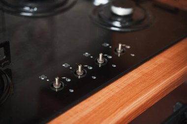 Gaz sobası fırınının kontrol paneli. Temizlik sırasında düğmeleri sökmüş. Servis sırasında mutfak ekipmanı.