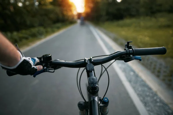 Vista Primera Persona Manipulación Bicicleta Camino Asfalto Vacío Ciudad Hacia — Foto de Stock