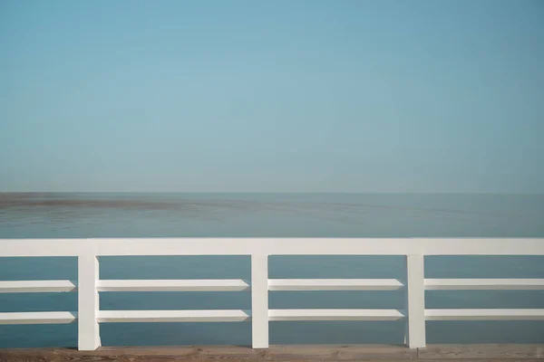 아침에는 나무로 부두를 바다를 바라본다 흰색으로 여름철 아침의 안개낀 — 스톡 사진