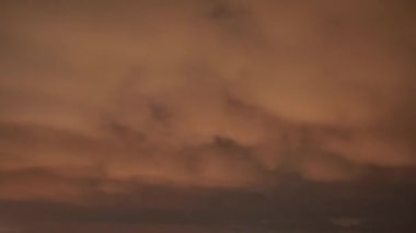 Tam gece süratli bulutlar ve düzenli bulutlarla kaplı yıldızlar..