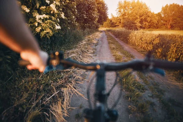 Widok Pierwszej Osoby Jazdę Rowerze Wsi Jazda Rowerze Wiejskiej Drodze — Zdjęcie stockowe