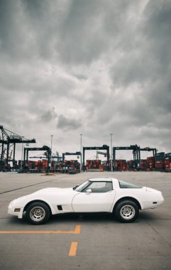 Gdynia, Pomeranya Bölgesi, Polonya. Baltık Denizi Limanı. 07.17.2021 konteyner terminali. Limanda beyaz Corvette       