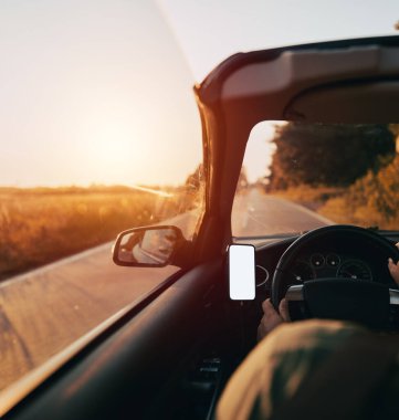 Yaz gezisi sırasında, sürücü panelindeki cep telefonunun bir kopyası. Üstü açık araçla yaz macerası.