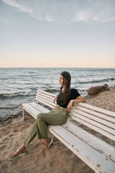 Fille Calme Avec Les Cheveux Foncés Est Assis Sur Banc — Photo