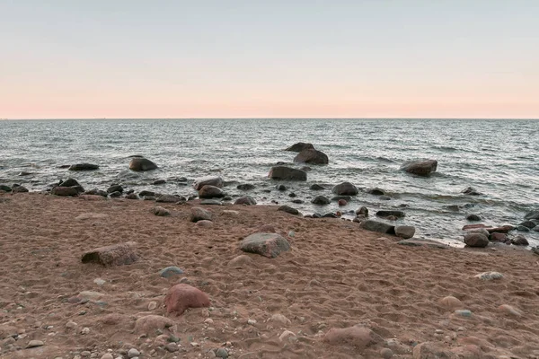 Kum Kayalarla Dolu Baltık Kıyılarının Huzurlu Manzarası — Stok fotoğraf
