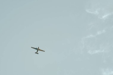 Gökyüzünde küçük bir uçak. Yaz tatili konsepti
