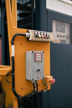 Turuncu duvarda düğmeleri ve düğmeleri olan kontrol paneli