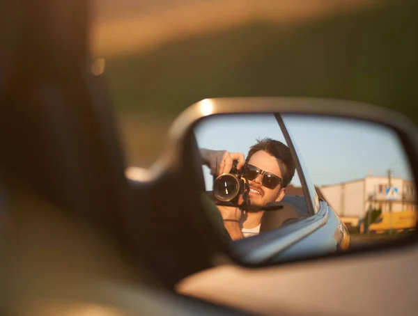 Selfie Happy Man Camera Convertible Car View Mirror Свободе Отпускных — стоковое фото