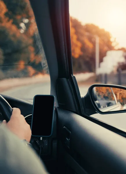 Enfoque Selectivo Mano Del Hombre Volante Conducir Coche Atardecer Fondo — Foto de Stock