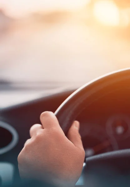 Enfoque Selectivo Mano Del Hombre Volante Conducir Coche Atardecer Fondo — Foto de Stock