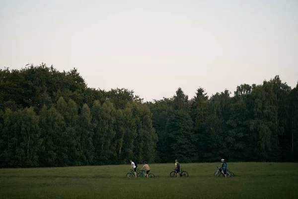 Langlauf Wald Menschen Die Mit Fahrrädern Auf Dem Land Unterwegs — Stockfoto