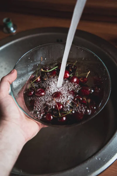 흐르는 신선하고 체리를 씻는다 열매를 먹는다 개념에서 비타민 건강하고 맛있는 — 스톡 사진