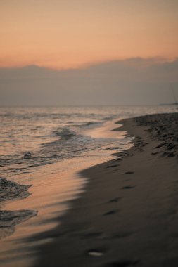 Deniz kenarında yaz günbatımı.