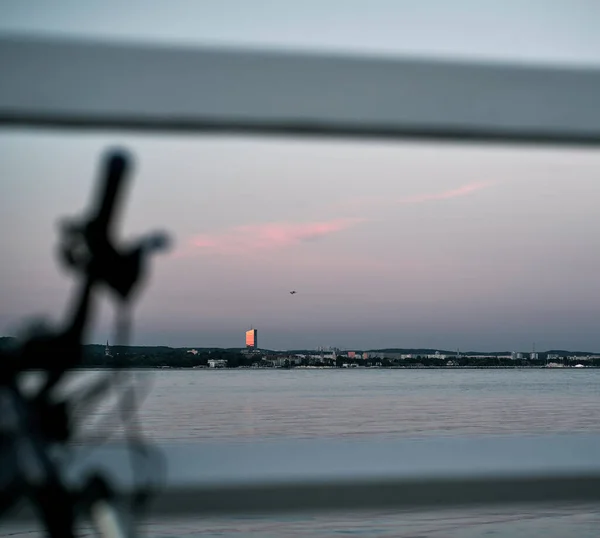 Silhueta Guidão Bicicleta Durante Pôr Sol Refletindo Arranha Céu Conceito — Fotografia de Stock