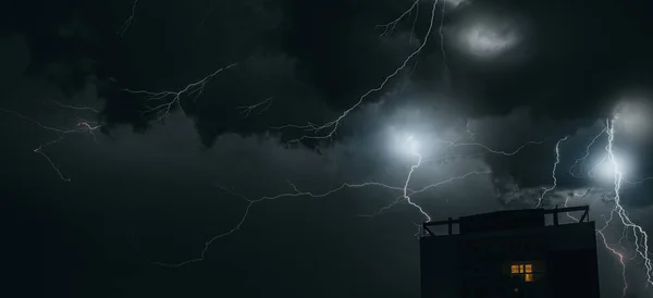 Relámpago Tormenta Eléctrica Sobre Ciudad Nocturna —  Fotos de Stock