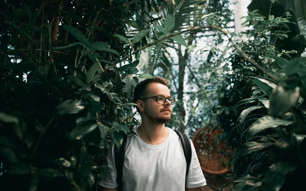 Nuori Freelancer Käyttää Silmälaseja Trooppisessa Puistossa Parrakas Mies Valkoisessa Paidassa — kuvapankkivalokuva