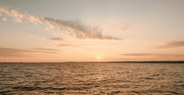 Baltık Denizi 'nin akşam manzarası. Sahilde gün batımı