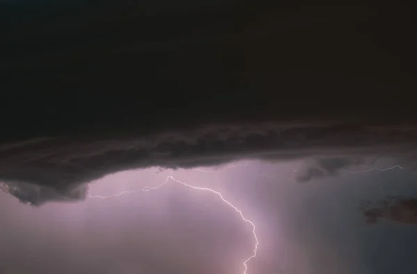 Trovoada Relâmpago Cidade Condições Meteorológicas Extremas Por Causa Tempestade Céu — Fotografia de Stock