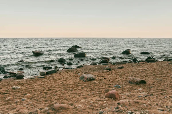 모래와 바위로 뒤덮인 발트해의해 — 스톡 사진