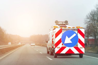 Yol kenarında trafik yönü minibüsü