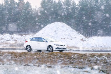 Bir aracı karlı koşullarda sürmek