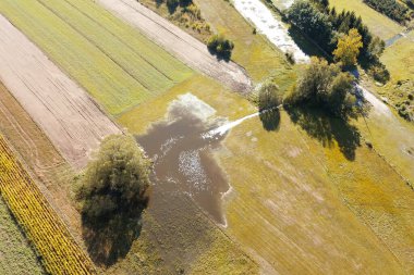 Tarlaların ve köyün yakınlarındaki sellerin havadan görüntüsü.
