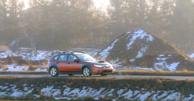 Küçük hatchback modeli asfalt sokağa park edilmiş.