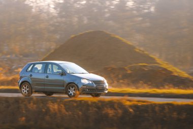 Modern araç kırsal alanlarda geziniyor.