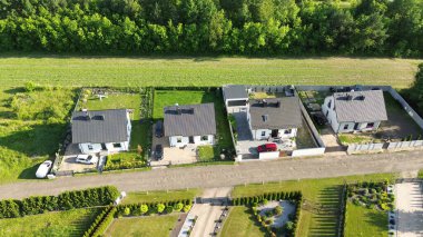 Yeni banliyö konutlarının insansız hava aracı görünümü