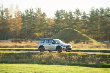 Güneş ışığında kırsal bir yolda SUV