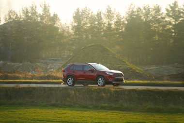 Gün ışığında giden çapraz araç