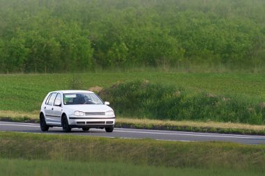 Kırsaldan geçen genç turbo aracı