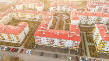 Yaya yolları ve park halindeki arabalarla dolu bir konut.