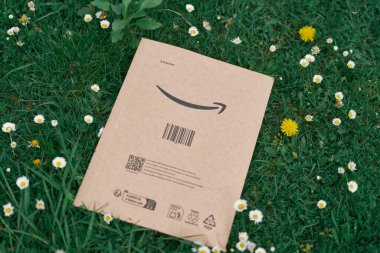 Çevrimiçi nakliye kutusu Amazon markası ile görünür 05.05.2025 Polonya Avrupa
