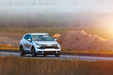 Manzaralı alanda sürdürülebilir elektrikli araç