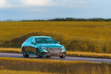 Lüks araç krom ayrıntılarını hareket halinde gösteriyor