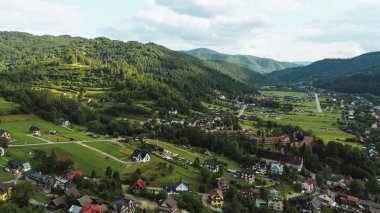 Sisli dağ vadisindeki huzurlu kırsal yerleşim