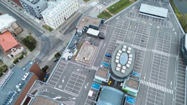 Boş park yeri olan modern bir bina.