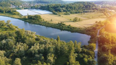 Güneşli bir günde nehir kenarındaki bisiklet yolu