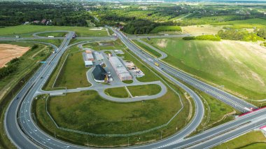 Yükseltilmiş yolları olan modern altyapı