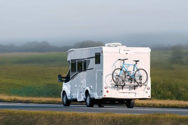 Arkasında bisikletlerle gezen bir karavan.