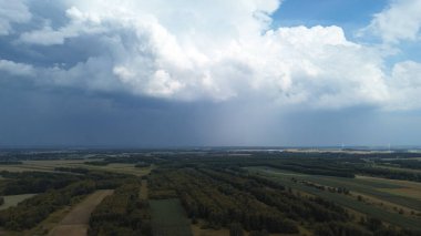 Kırsal tarım arazilerine yaklaşan kara bulutlar