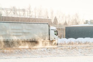 Beyaz karavan, kış yolunda.