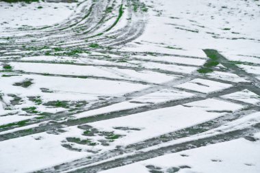 Kırsal alanda karla kaplı patika