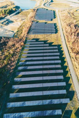 Güneş enerjisi alanının dikey dron görüntüsü